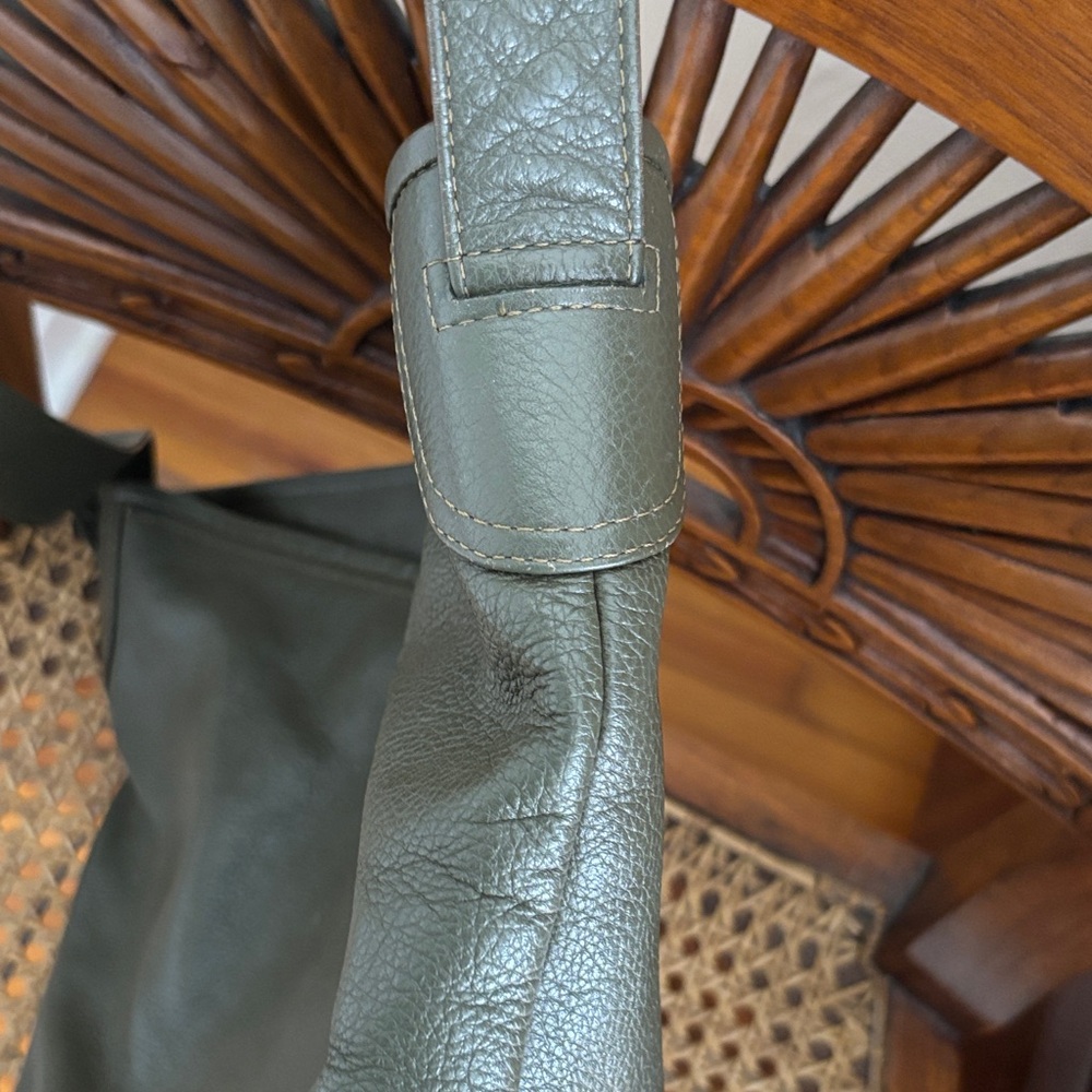 Stylish Olive Leather Shoulder Bag - Picture 4 of 9